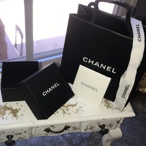 Chanel box (empty)